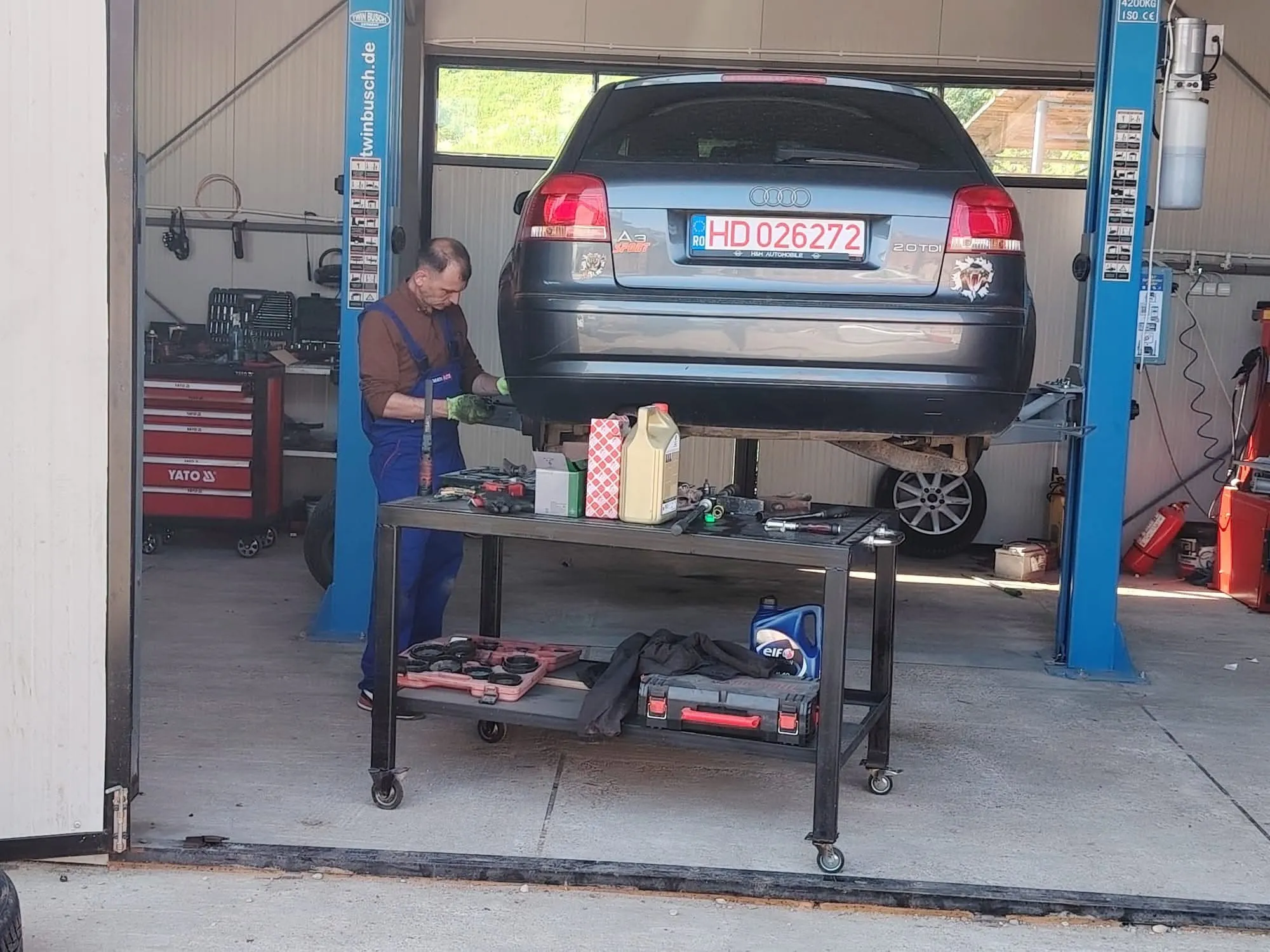 Autoturism pe elevator în atelierul service-ului